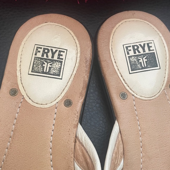 Frye Womens Tan Leather Thong Sandals Flat Flip Flops 9M - Picture 2 of 11
